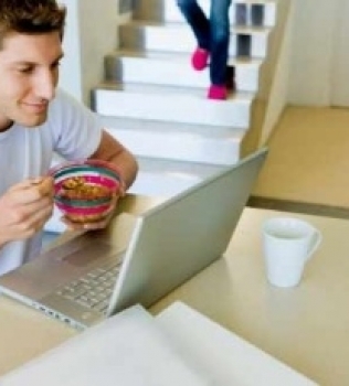 Mais de 20% dos jovens comem sempre na frente da TV ou do computador, mostra pesquisa