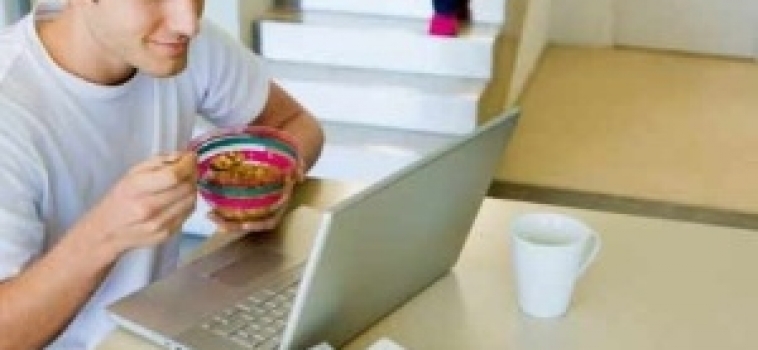 Mais de 20% dos jovens comem sempre na frente da TV ou do computador, mostra pesquisa